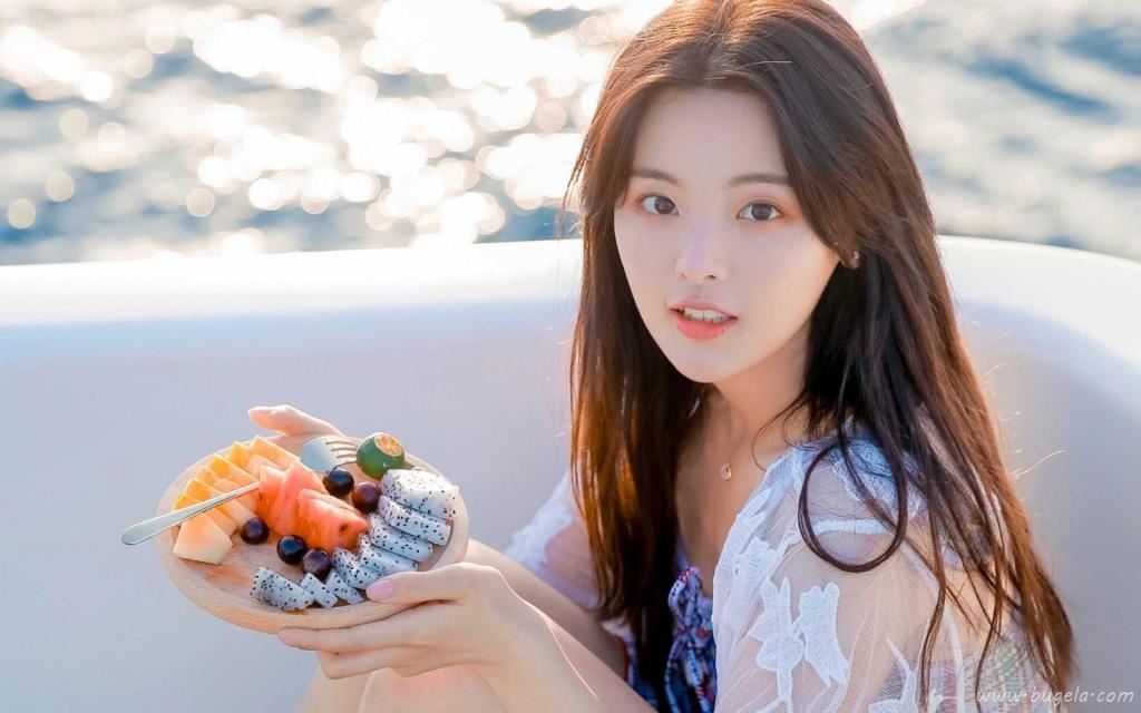 甜美女神杨超越青春可爱元气白嫩户外写真图片