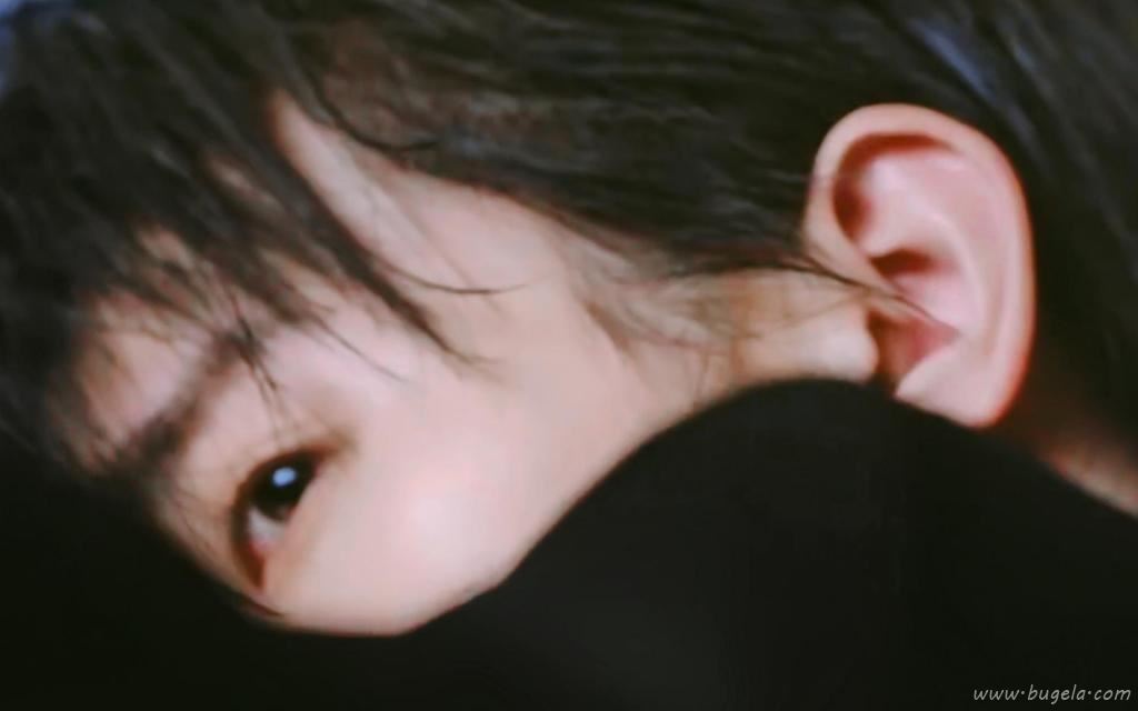 清新俊逸少年易烊千玺西装写真图片