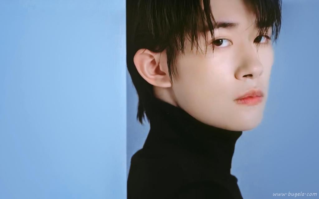 清新俊逸少年易烊千玺西装写真图片