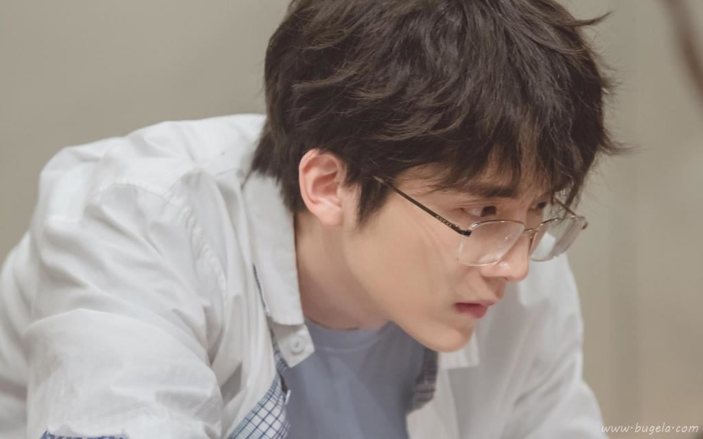 邻家大男孩张新成阳光文艺时尚迷人写真图片