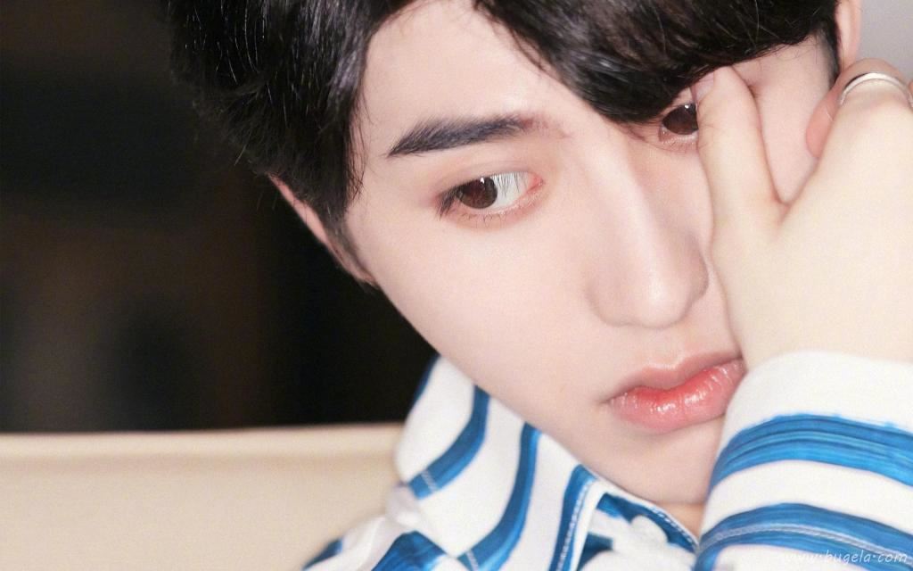 青春少年蔡徐坤条纹蓝白衬衫休闲迷人写真图片