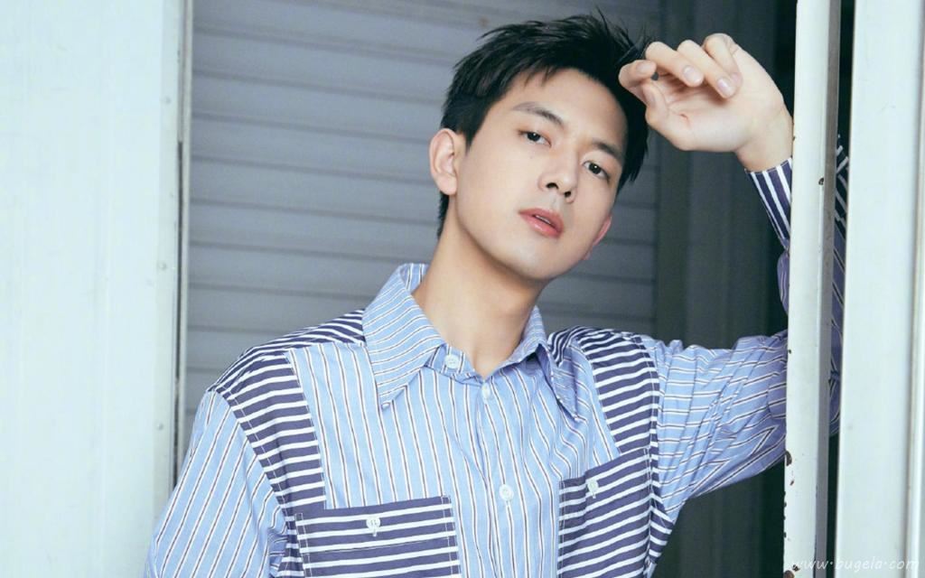 李现时尚干净清爽帅气迷人写真图片