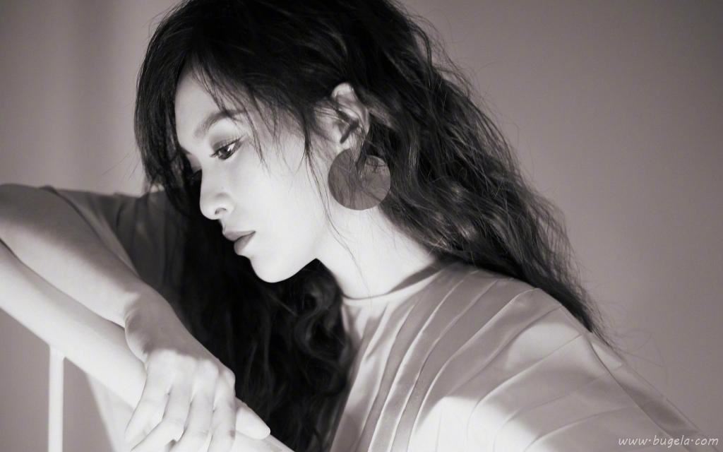 气质御姐女神唐嫣黑白写真图片