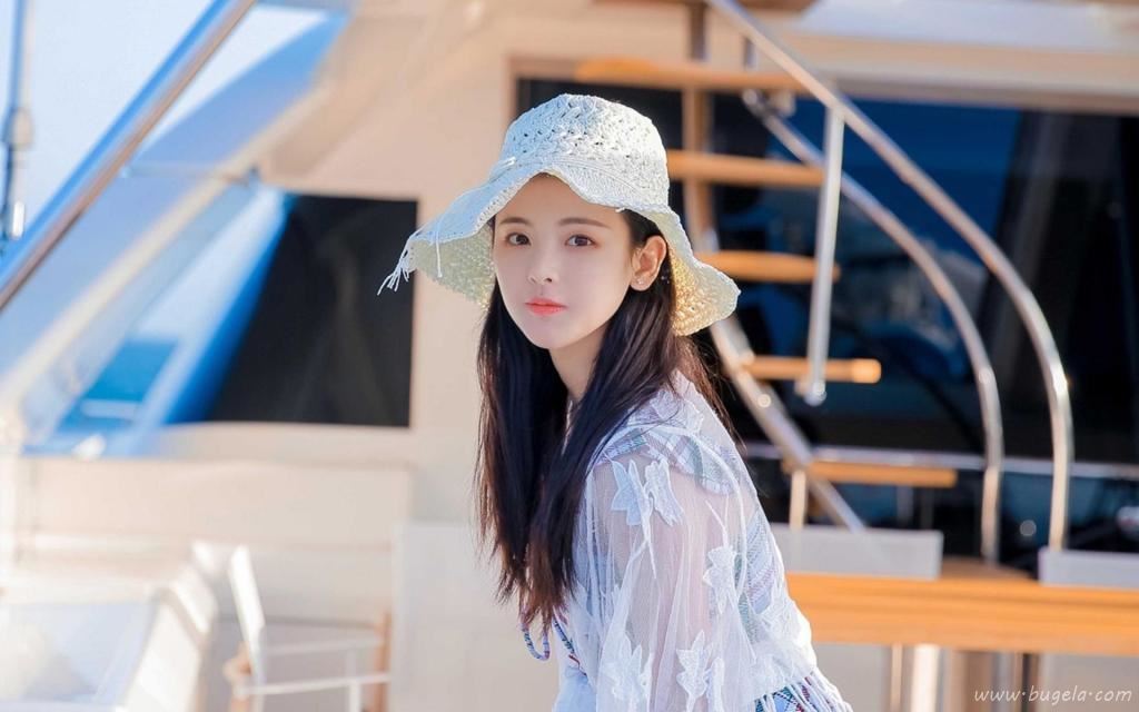 甜美女神杨超越青春可爱元气白嫩户外写真图片