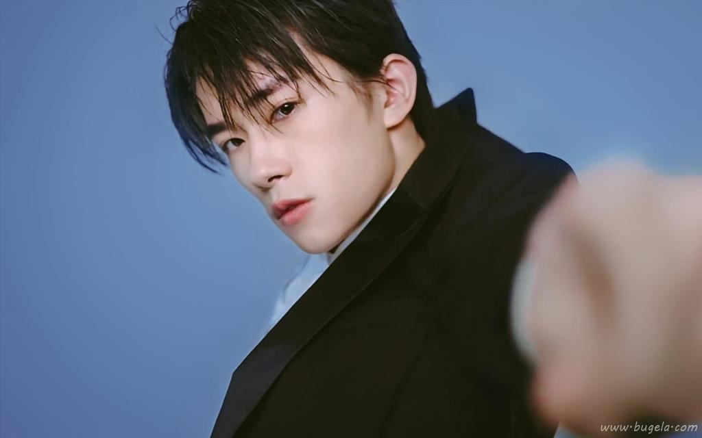 清新俊逸少年易烊千玺西装写真图片
