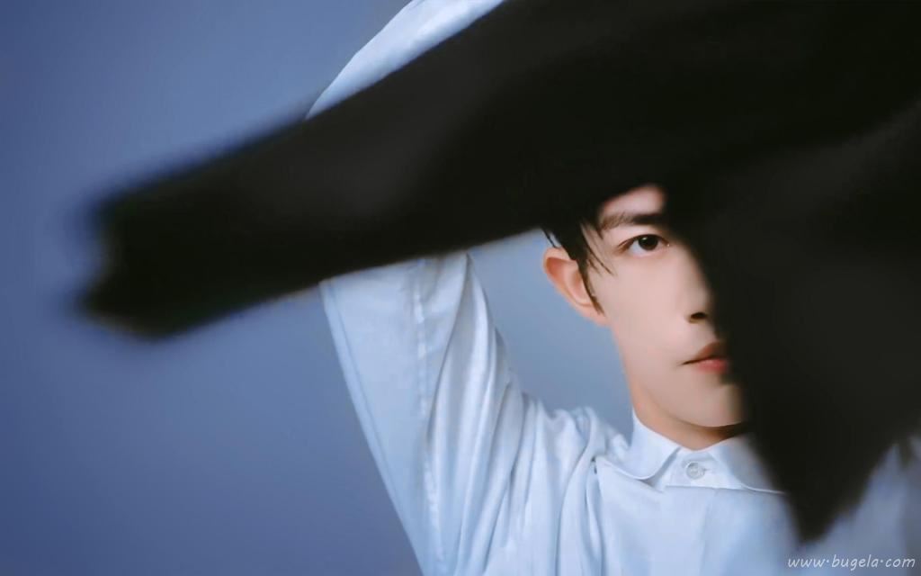 清新俊逸少年易烊千玺西装写真图片