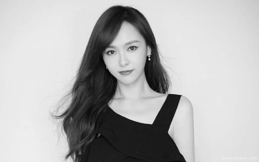 气质御姐女神唐嫣黑白写真图片