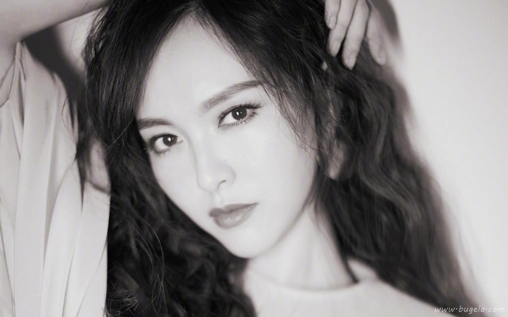 气质御姐女神唐嫣黑白写真图片
