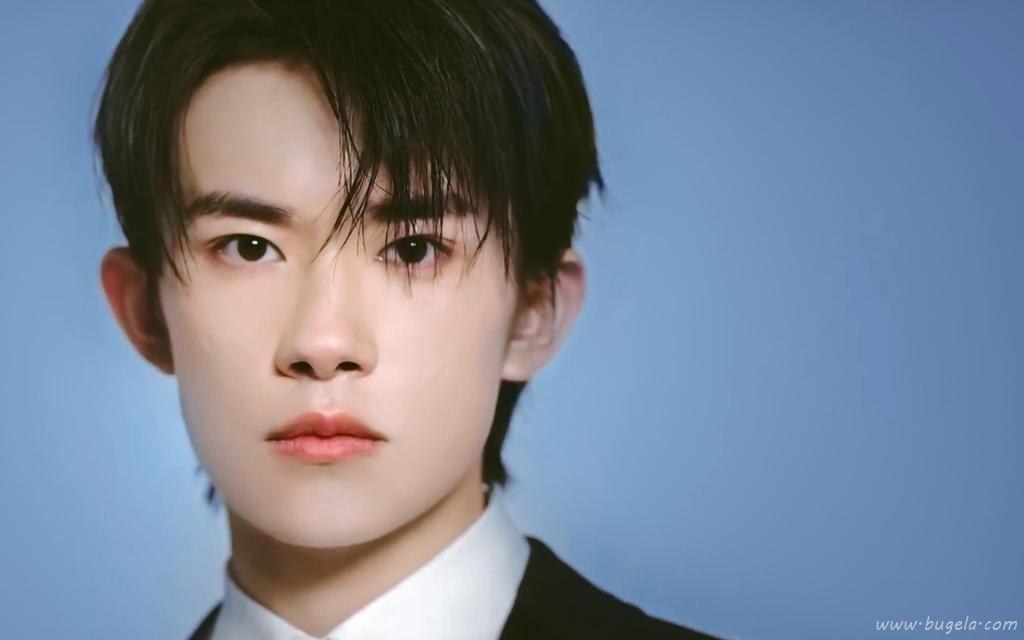 清新俊逸少年易烊千玺西装写真图片