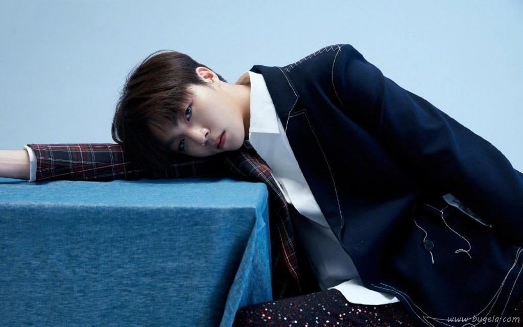 阳光帅气小鲜肉陈立农时尚休闲写真图片