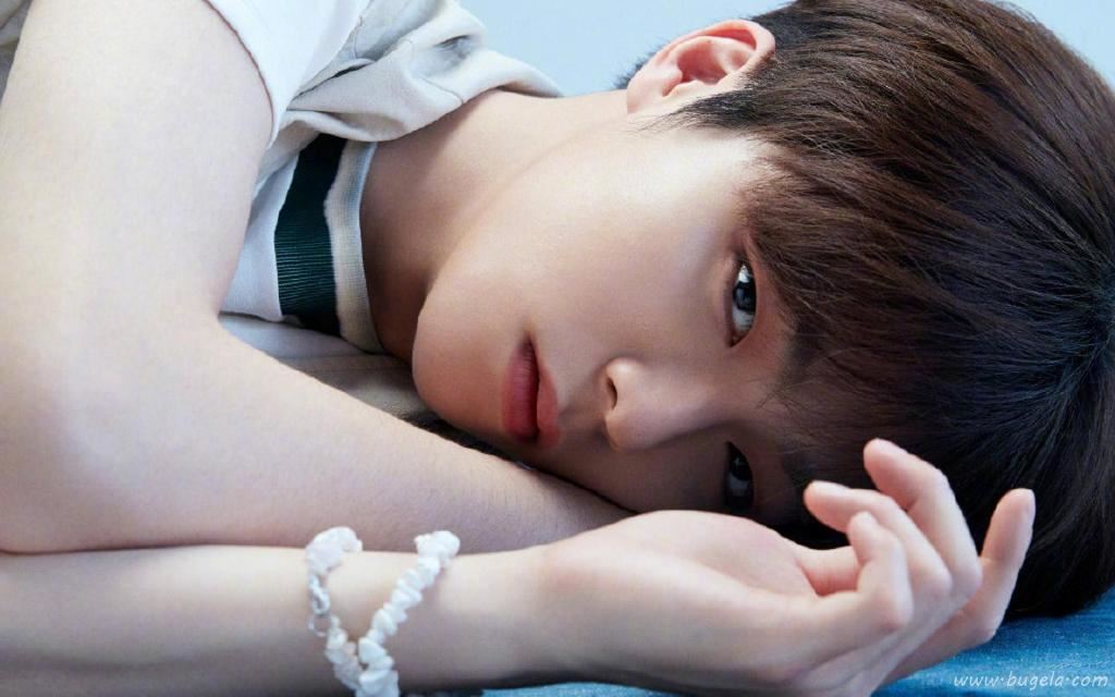 阳光帅气小鲜肉陈立农时尚休闲写真图片