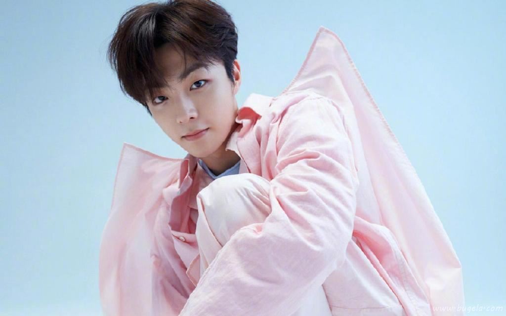 阳光帅气小鲜肉陈立农时尚休闲写真图片