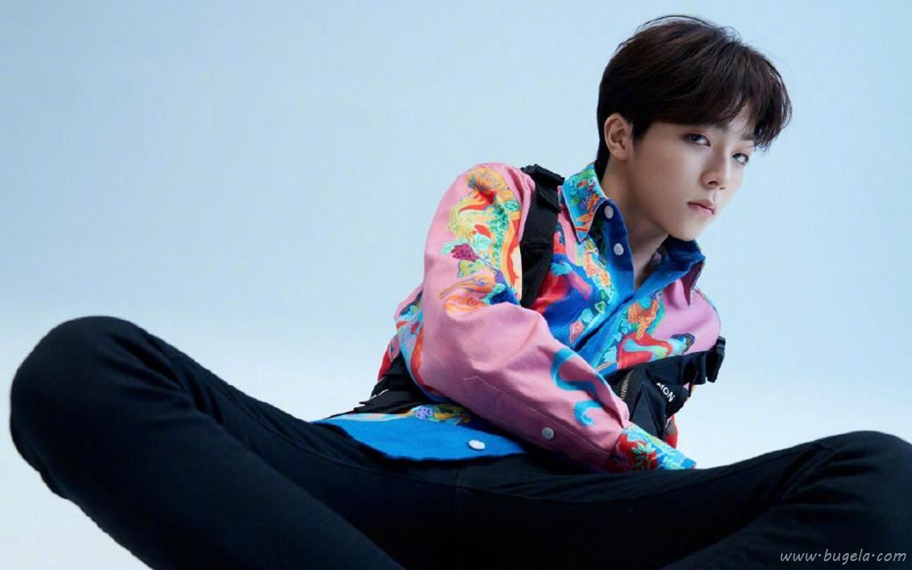 阳光帅气小鲜肉陈立农时尚休闲写真图片