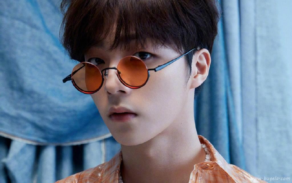 阳光帅气小鲜肉陈立农时尚休闲写真图片