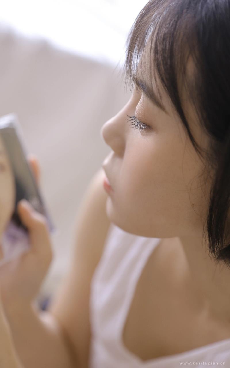 短发妹子俏皮可爱室内个人