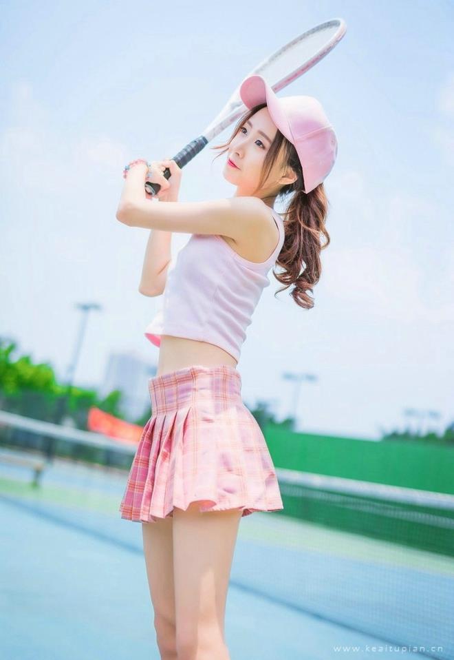 元气美女露脐装超短裙户外