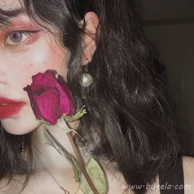 个性红唇女生头像图片