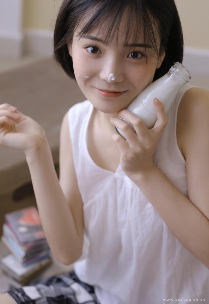 短发妹子俏皮可爱室内个人