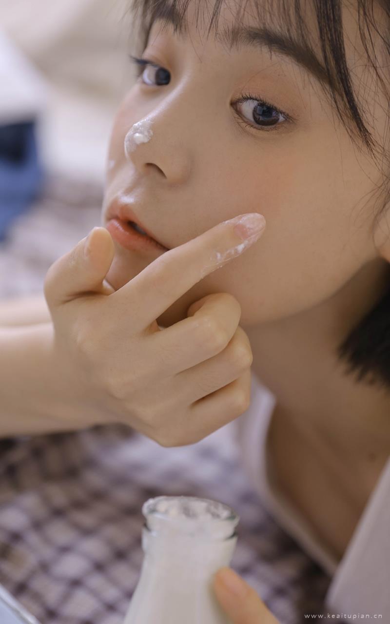 短发妹子俏皮可爱室内个人