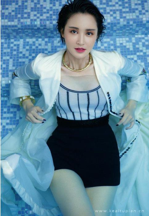 张歆艺小露酥胸泳池湿身写真图片