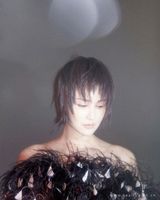 张歆艺短发复古干练写真图片