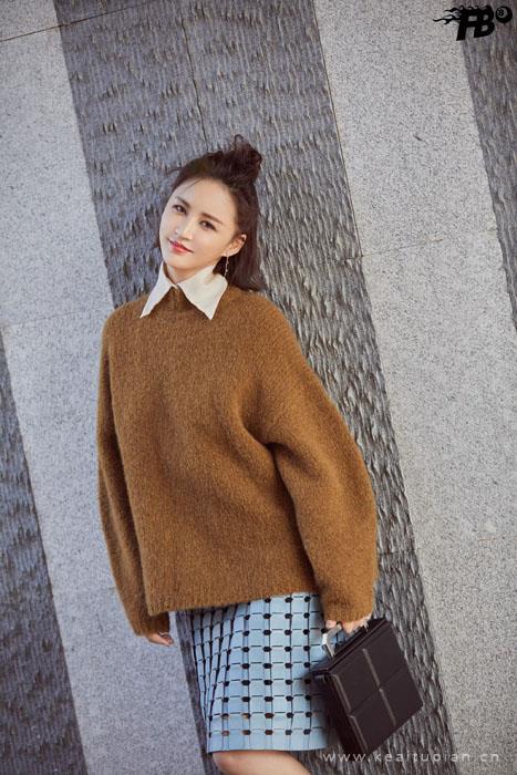 张歆艺暖色毛衣甜美文艺写真图片