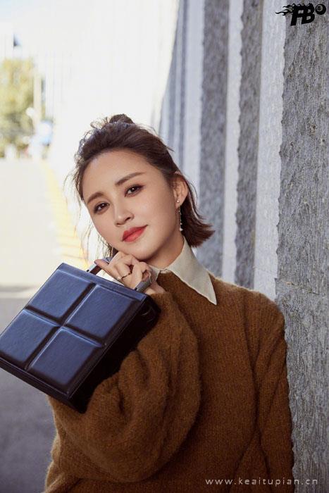 张歆艺暖色毛衣甜美文艺写真图片