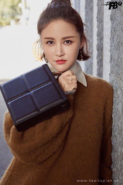 张歆艺暖色毛衣甜美文艺写真图片