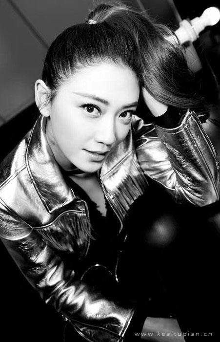 应采儿性感妩媚黑白写真图片