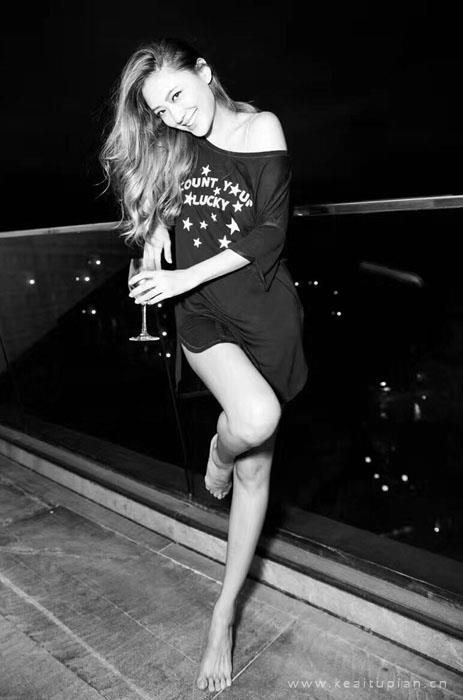 应采儿性感妩媚黑白写真图片