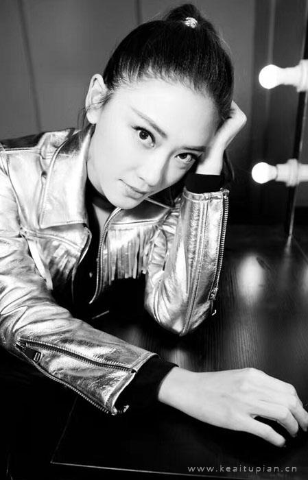 应采儿性感妩媚黑白写真图片