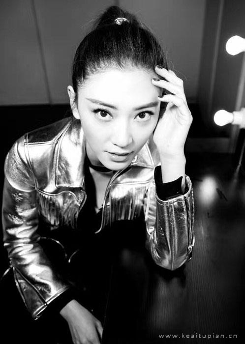 应采儿性感妩媚黑白写真图片