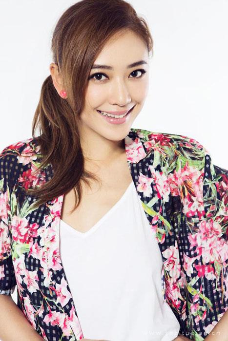 应采儿碎花短裙春季写真图片