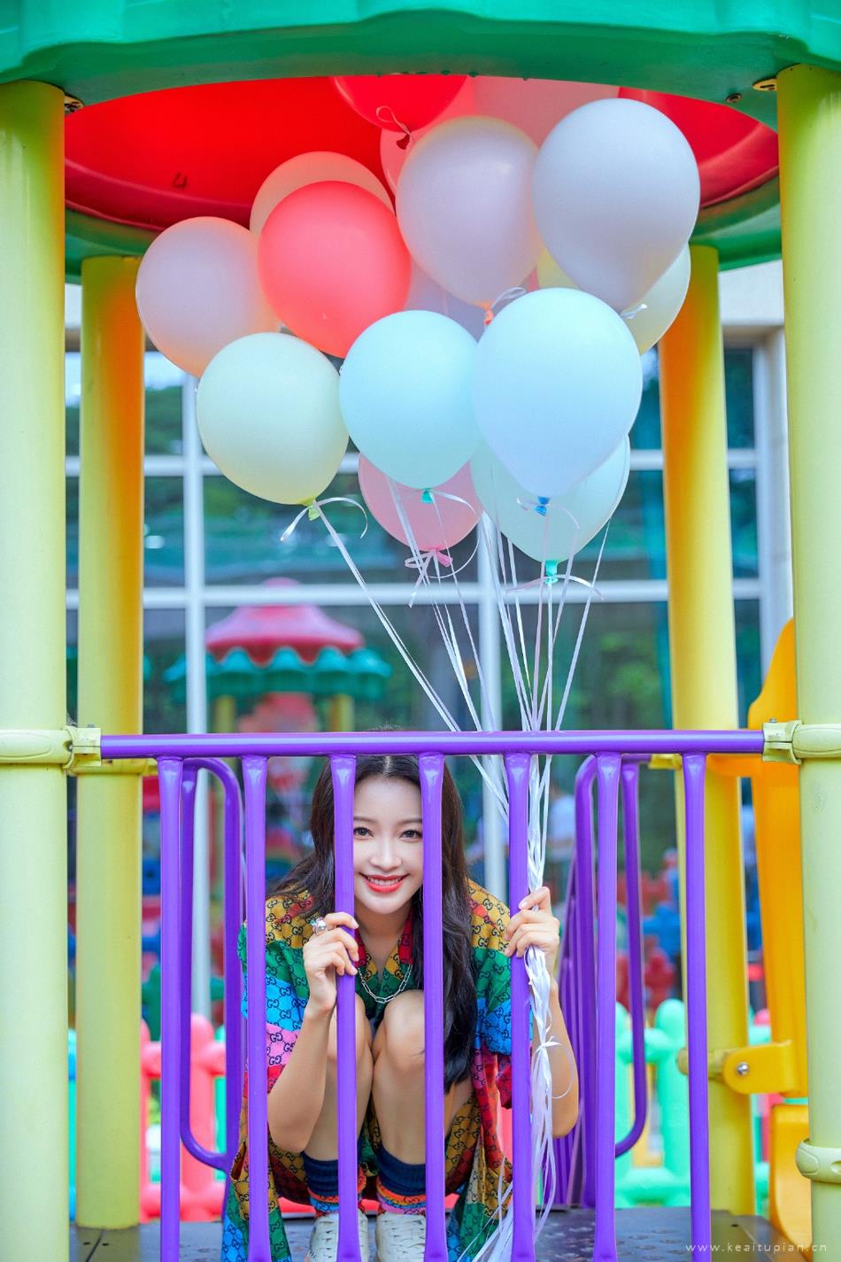 孙怡置身游乐场少女感十足写真