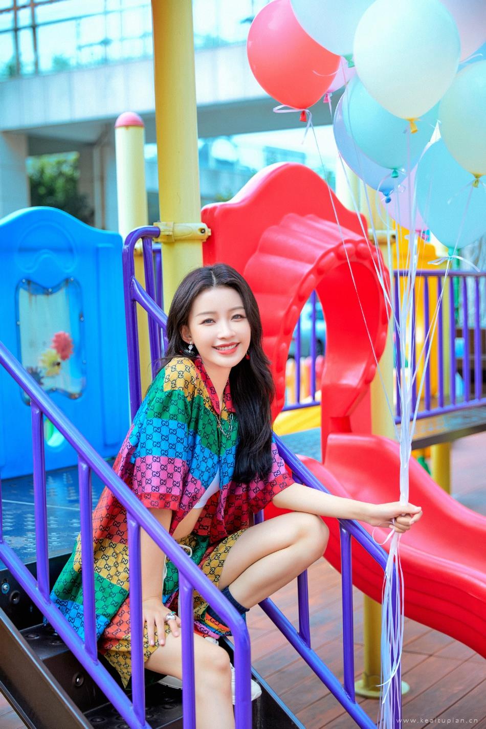 孙怡置身游乐场少女感十足写真