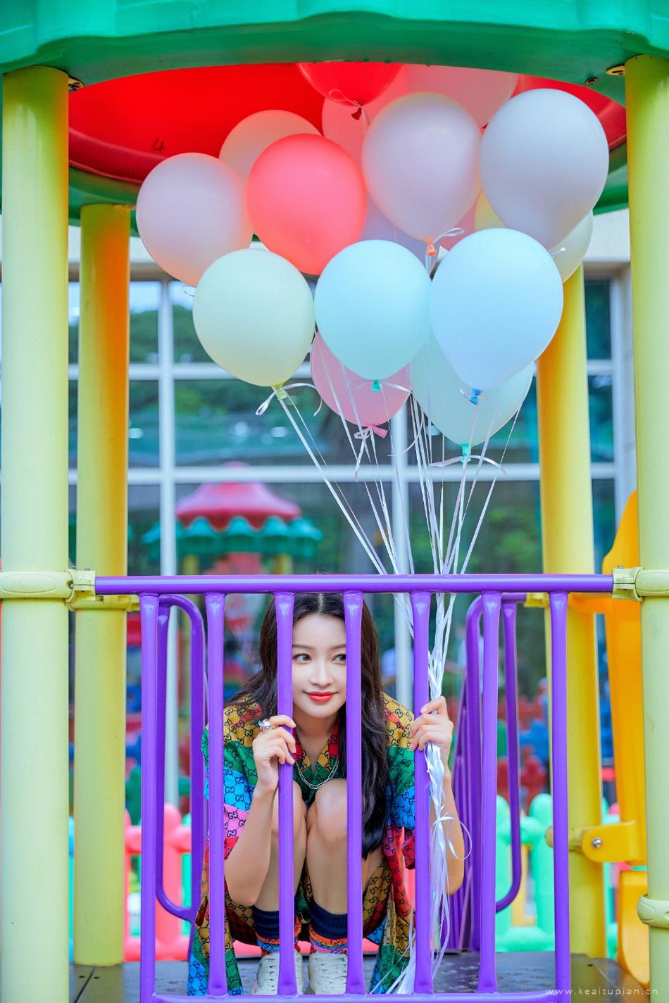 孙怡置身游乐场少女感十足写真