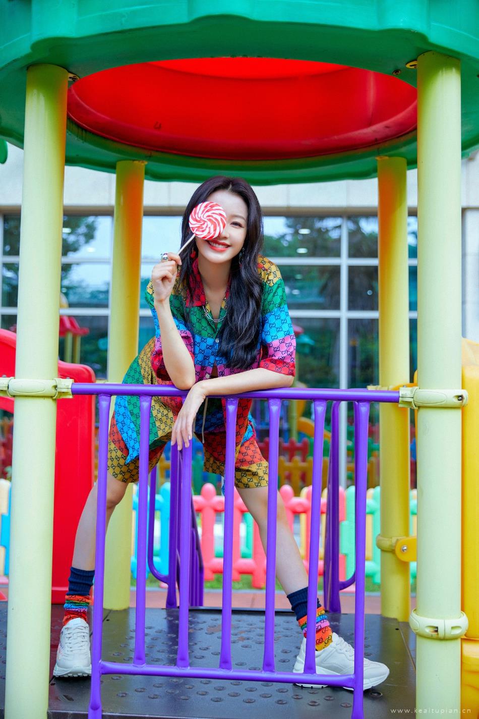 孙怡置身游乐场少女感十足写真