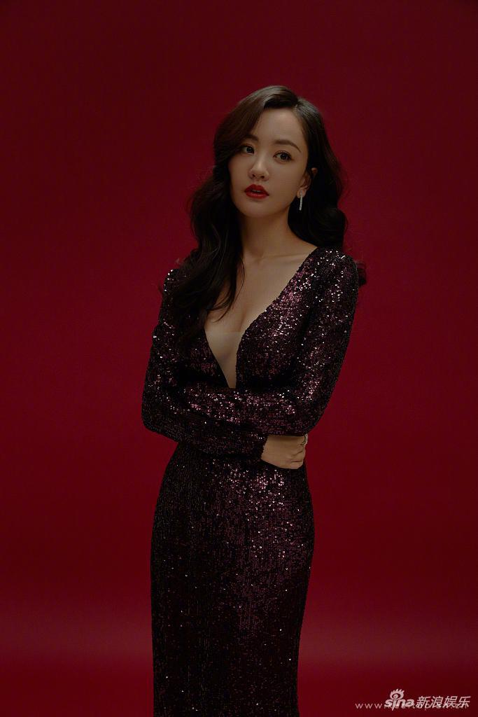 杨蓉深V鱼尾长裙性感撩人写真