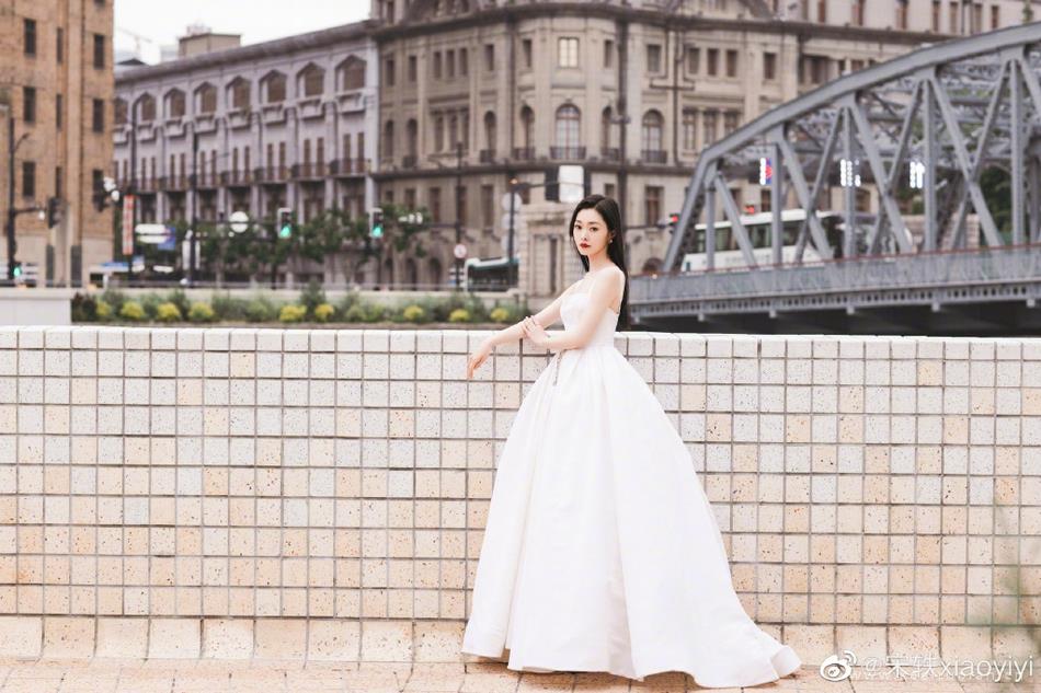 宋轶白色吊带长裙清新甜美写真