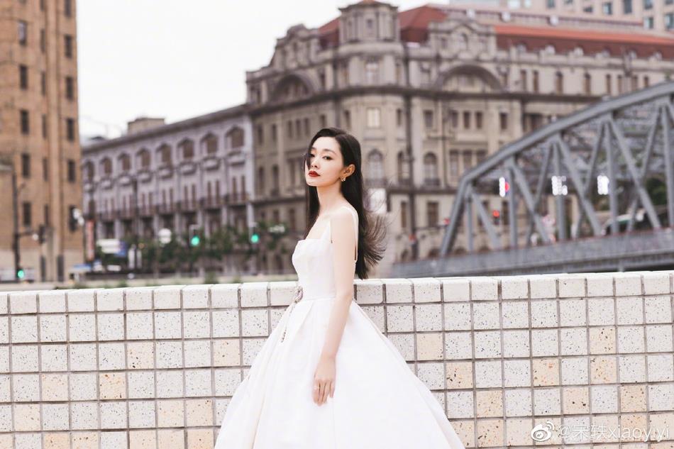 宋轶白色吊带长裙清新甜美写真