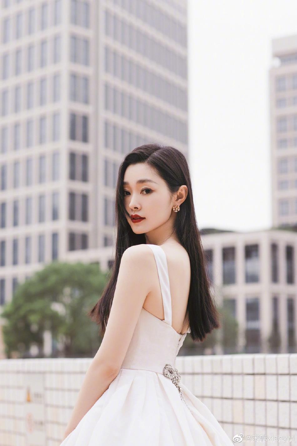 宋轶白色吊带长裙清新甜美写真