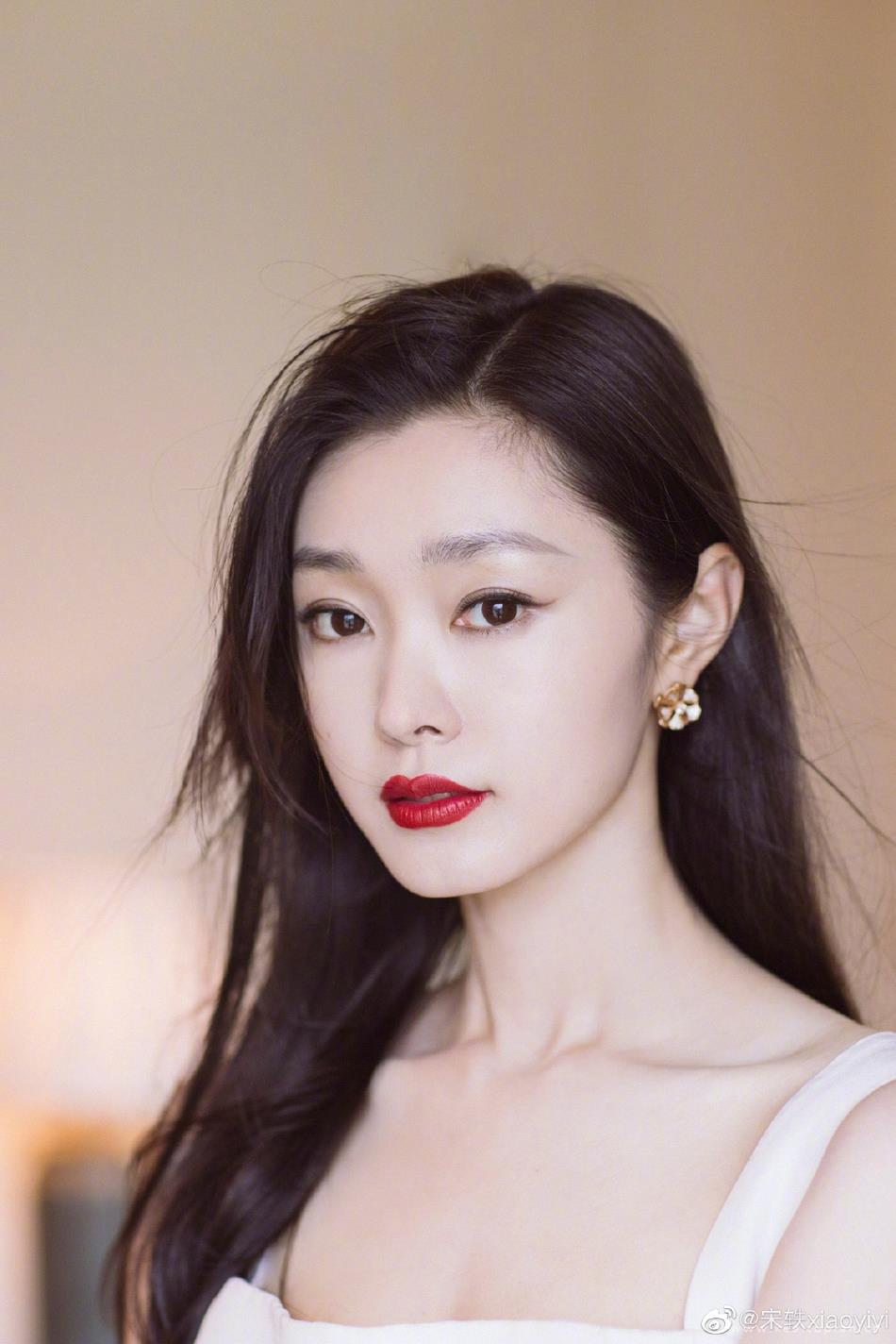 宋轶白色吊带长裙清新甜美写真