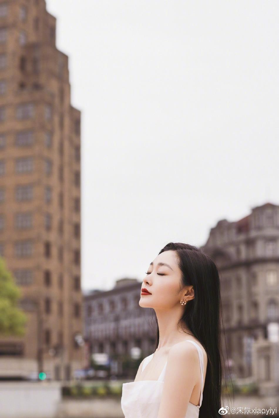 宋轶白色吊带长裙清新甜美写真