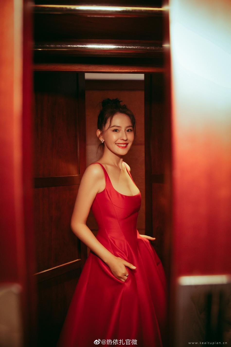 热依扎吊带红裙散发优雅魅力写真