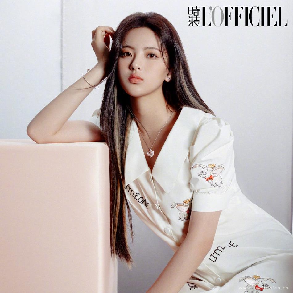 杨超越学院风造型少女感十足写真