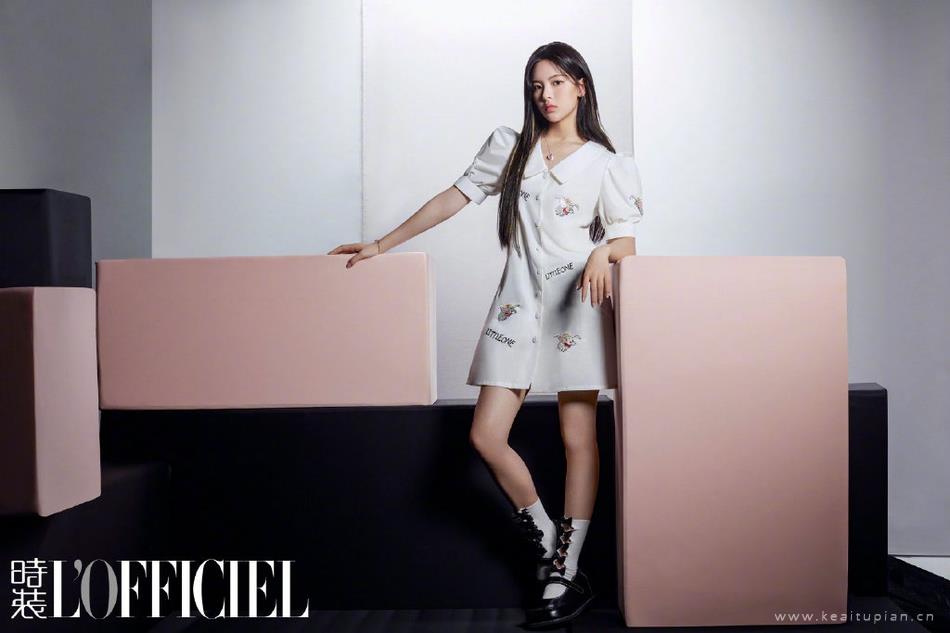 杨超越学院风造型少女感十足写真
