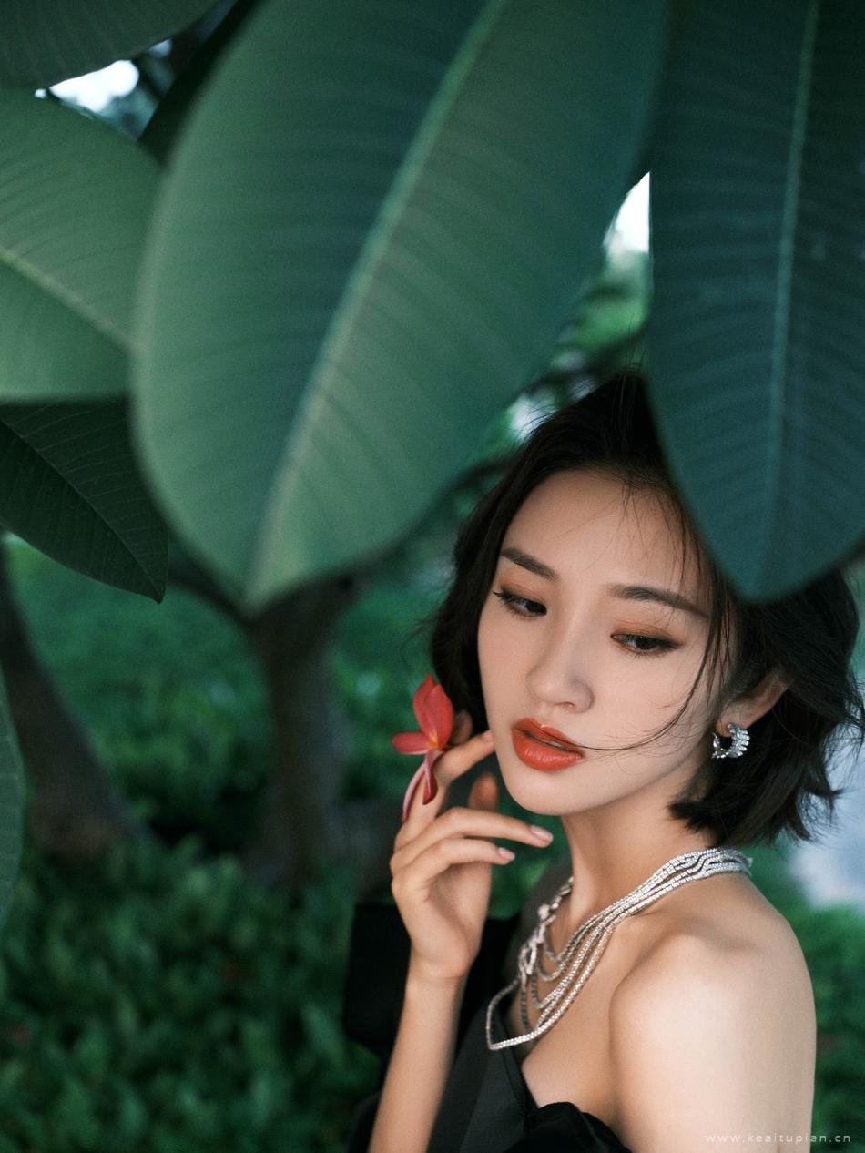 唐艺昕黑色露肩短裙俏皮灵动写真