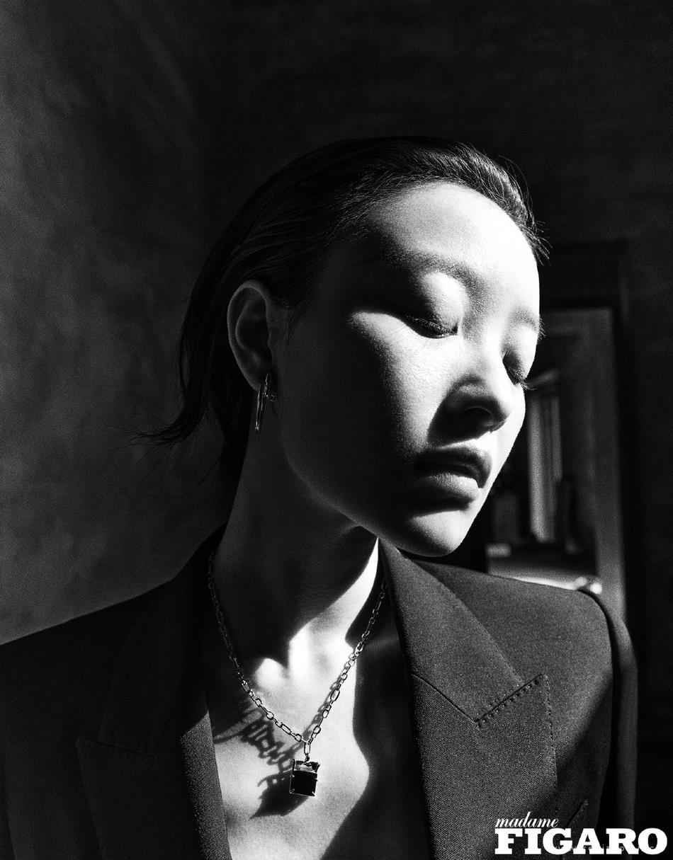 倪妮湿发背头又A又飒杂志写真