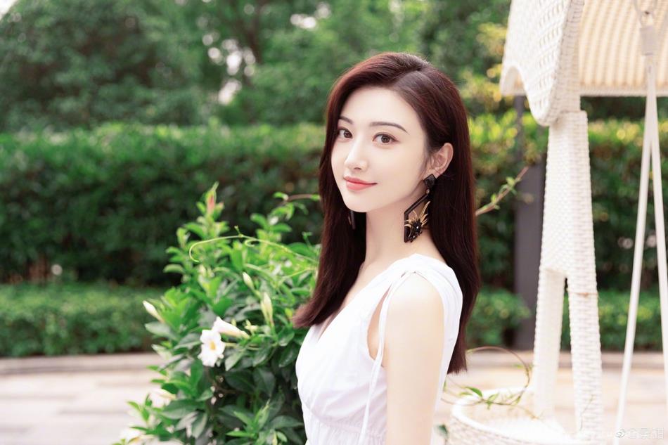 景甜白色低胸长裙好似初恋写真