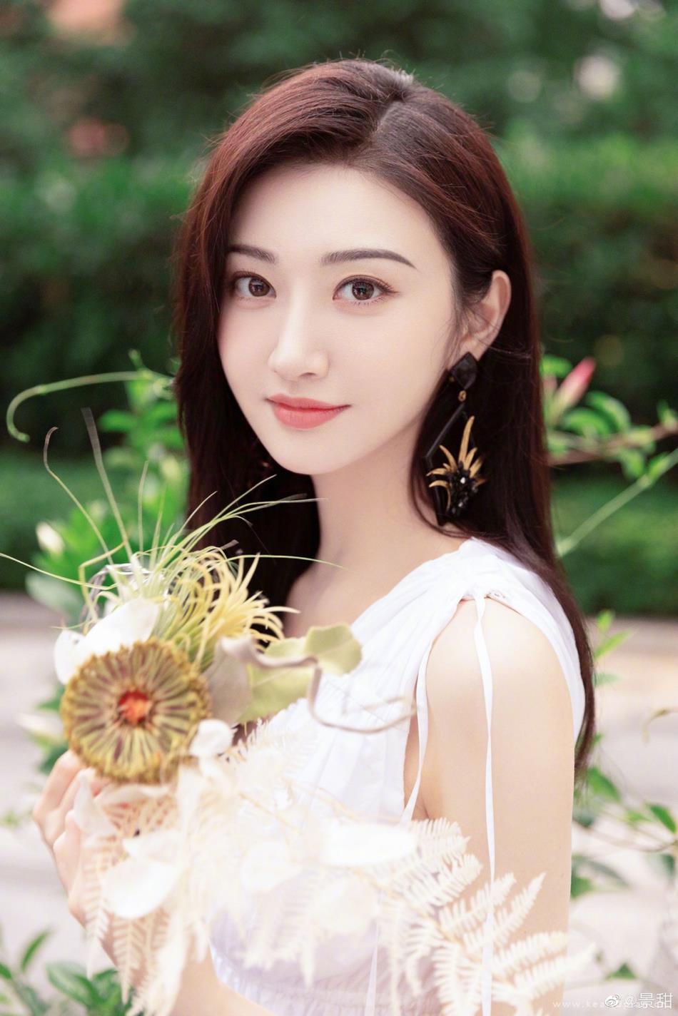 景甜白色低胸长裙好似初恋写真